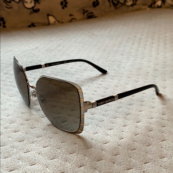 Perfect condition Tory Burch sunglasses - Picture 4 of 10
